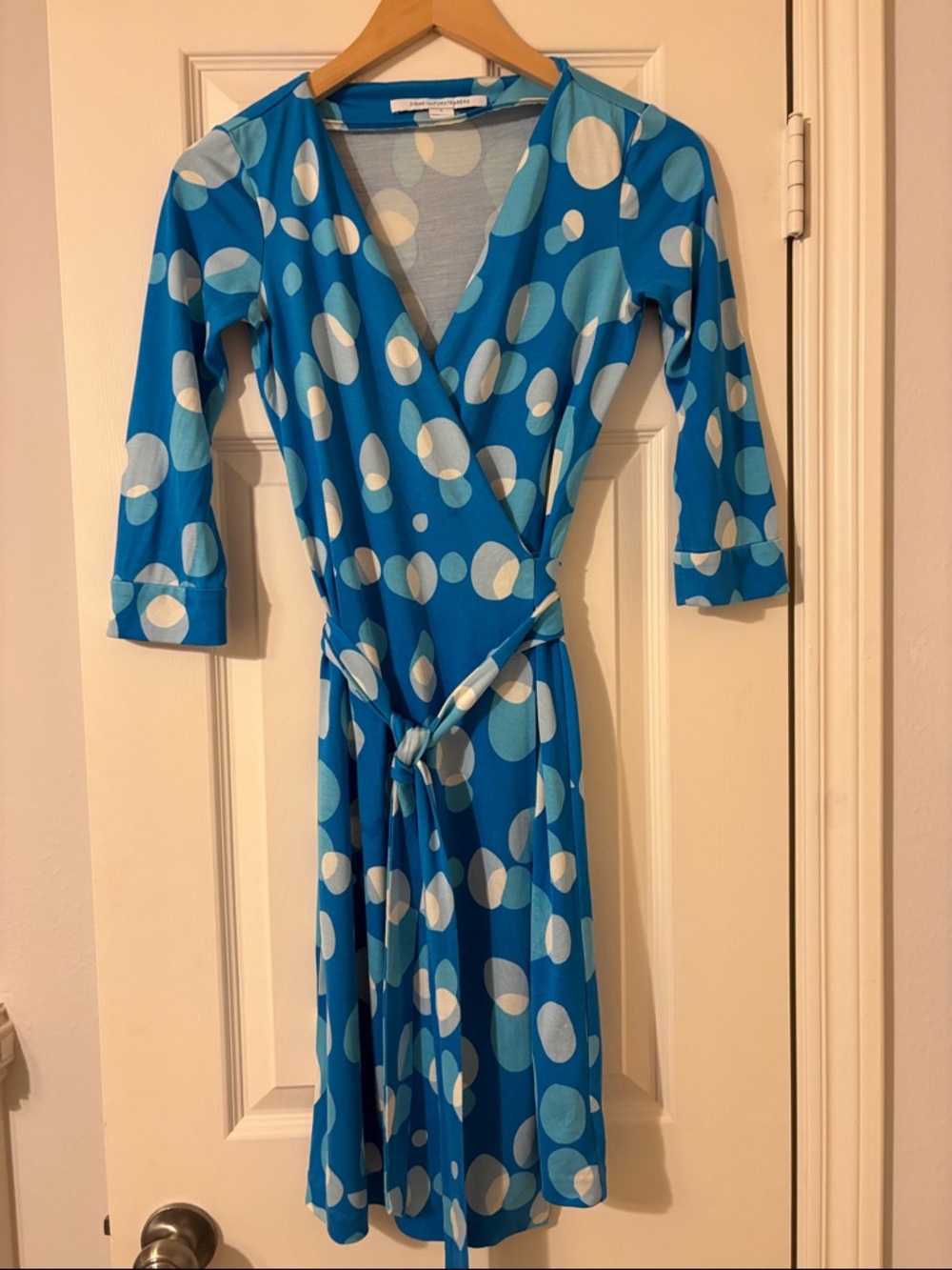 EUC - RARE Diane Von Furstenberg Blue & White Polka Dot 3/4 Sleeve Wrap Dress